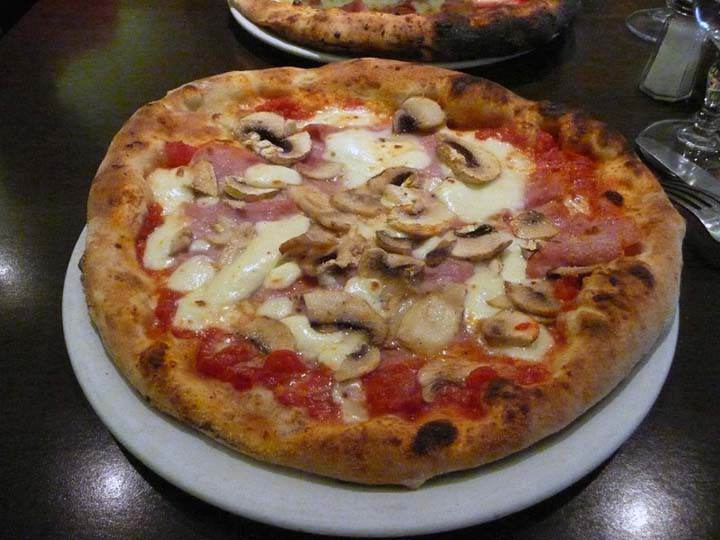 Une délicieuse pizza du Bistrot Napolitain à Paris 8ème