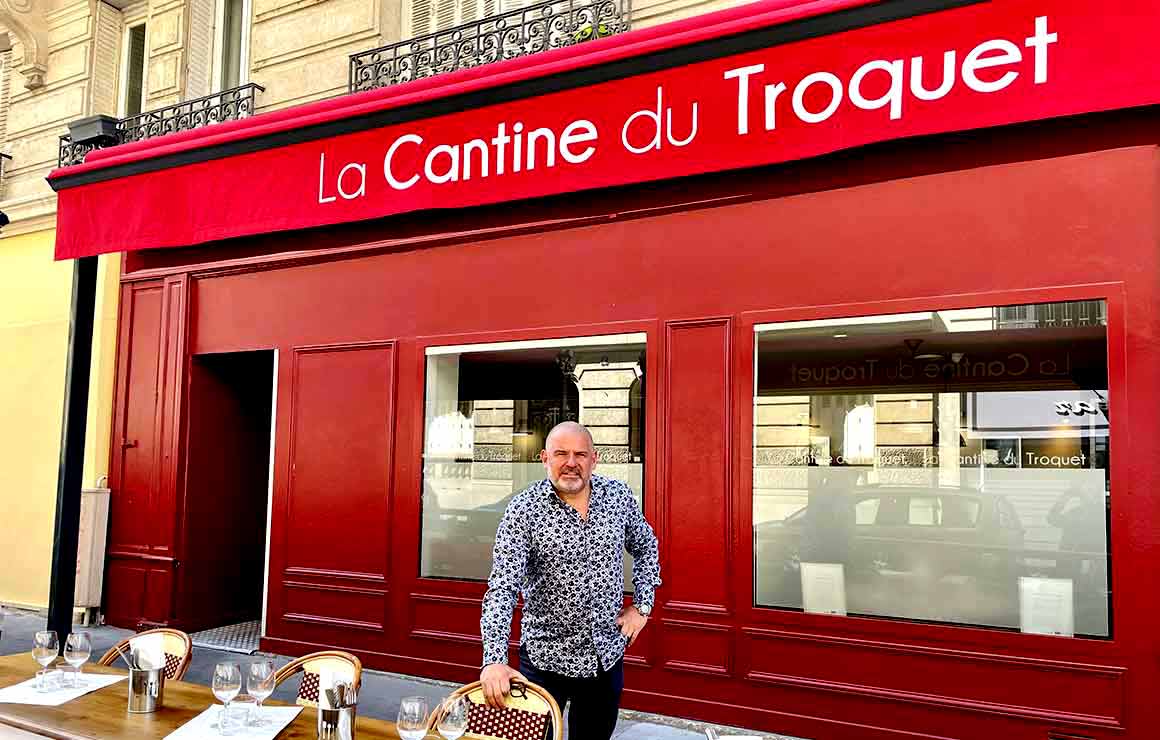 Christian Etchebest devant La Cantine du Troquet Dupleix