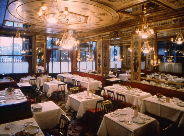 Cette salle Napoléon III a vu défiler les plus grands noms : de Mac-Mahon à Jean-Paul Sartre