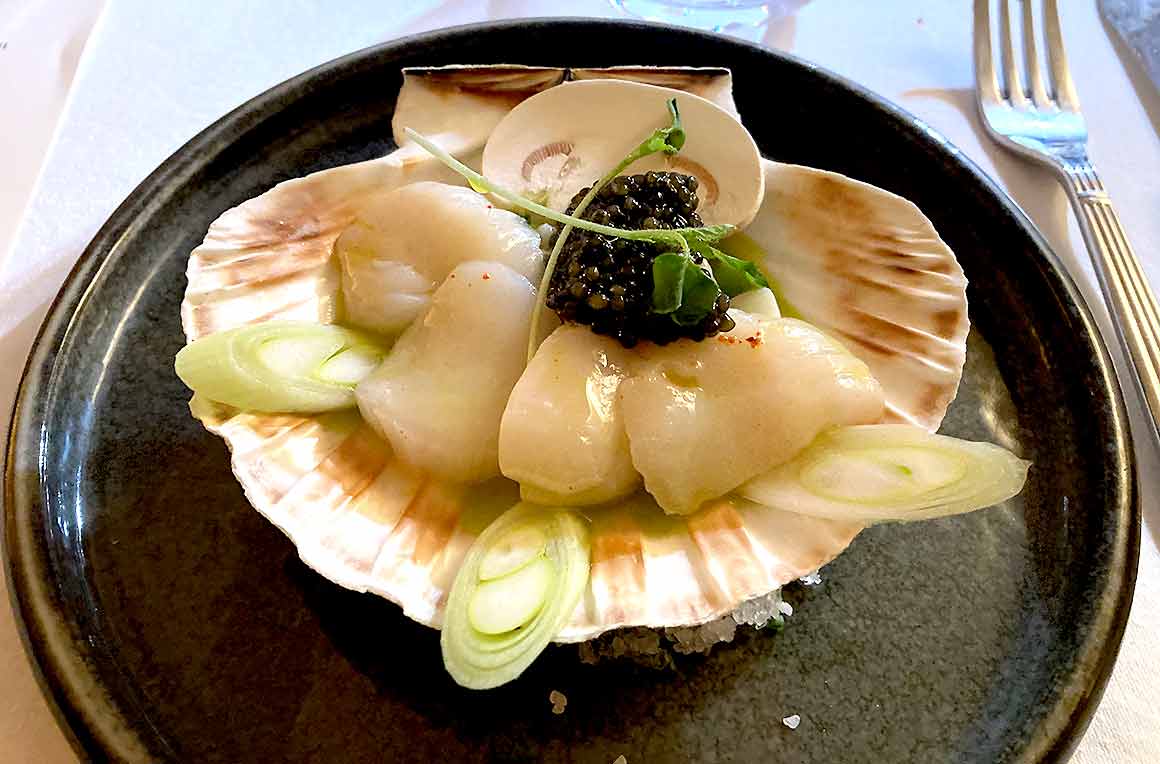 Saint Jacques de Bretagne, cébettes et caviar Sturia