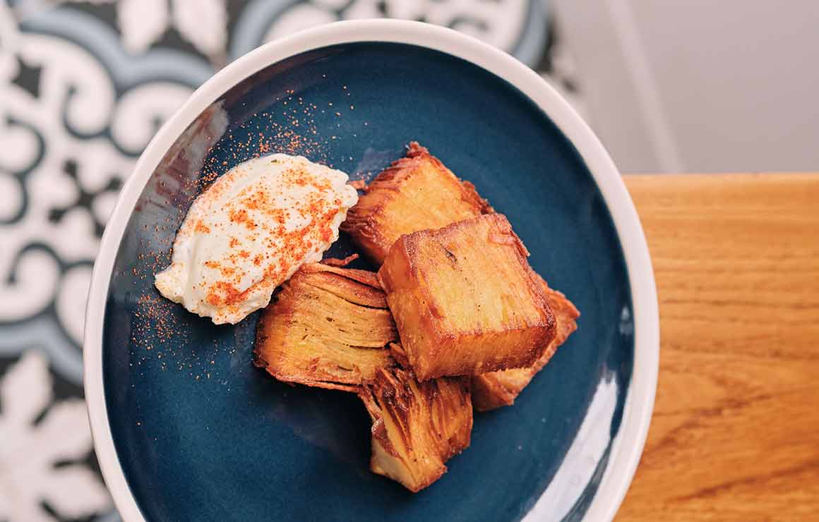 Sama Batata Feuilletés de pommes de terre frits, crème d'ail, piment