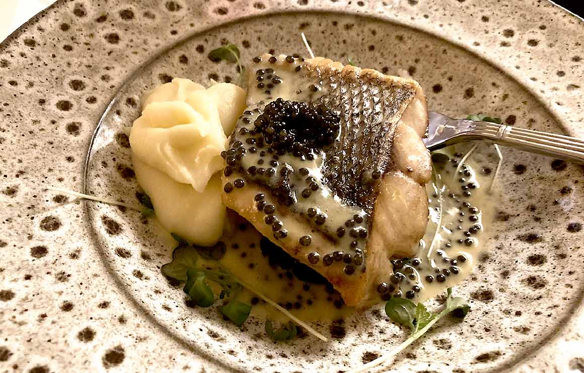 Pavé de bar de ligne, épinards, beurre nantais, purée et caviar Sturia