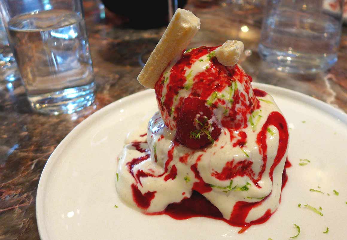 Brasserie Le Drugstore, confit de framboise avec une grosse meringue