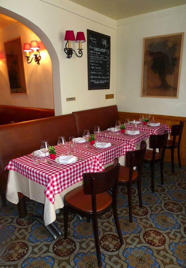 Restaurant Au Petit Tonneau, la table du commissaire Maigret