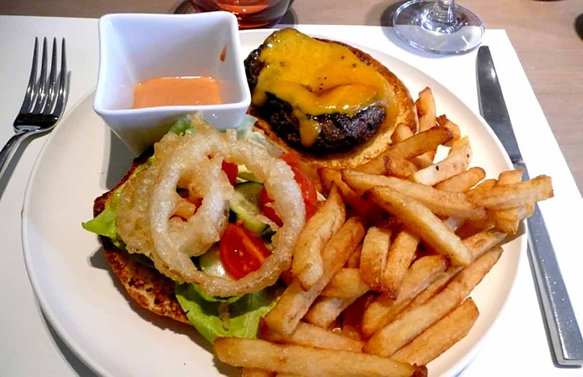 Restaurant MARKET, Burger au cheddar et oignons croustillants