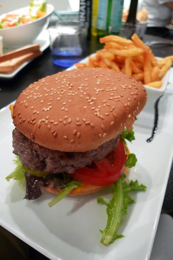 Bistrot Le 120, Le hamburger avec fromage et frites maison