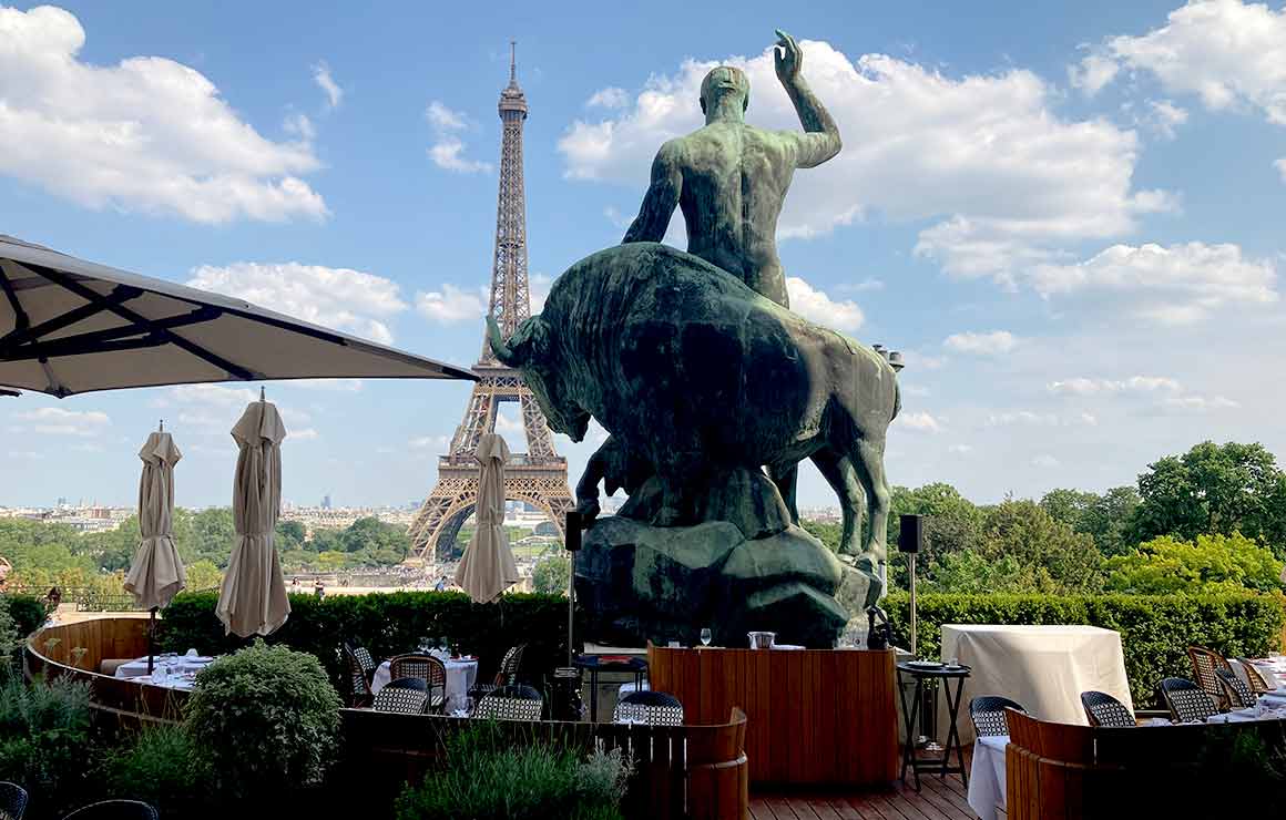 Le Café de l'Homme face à La Tour Eiffel