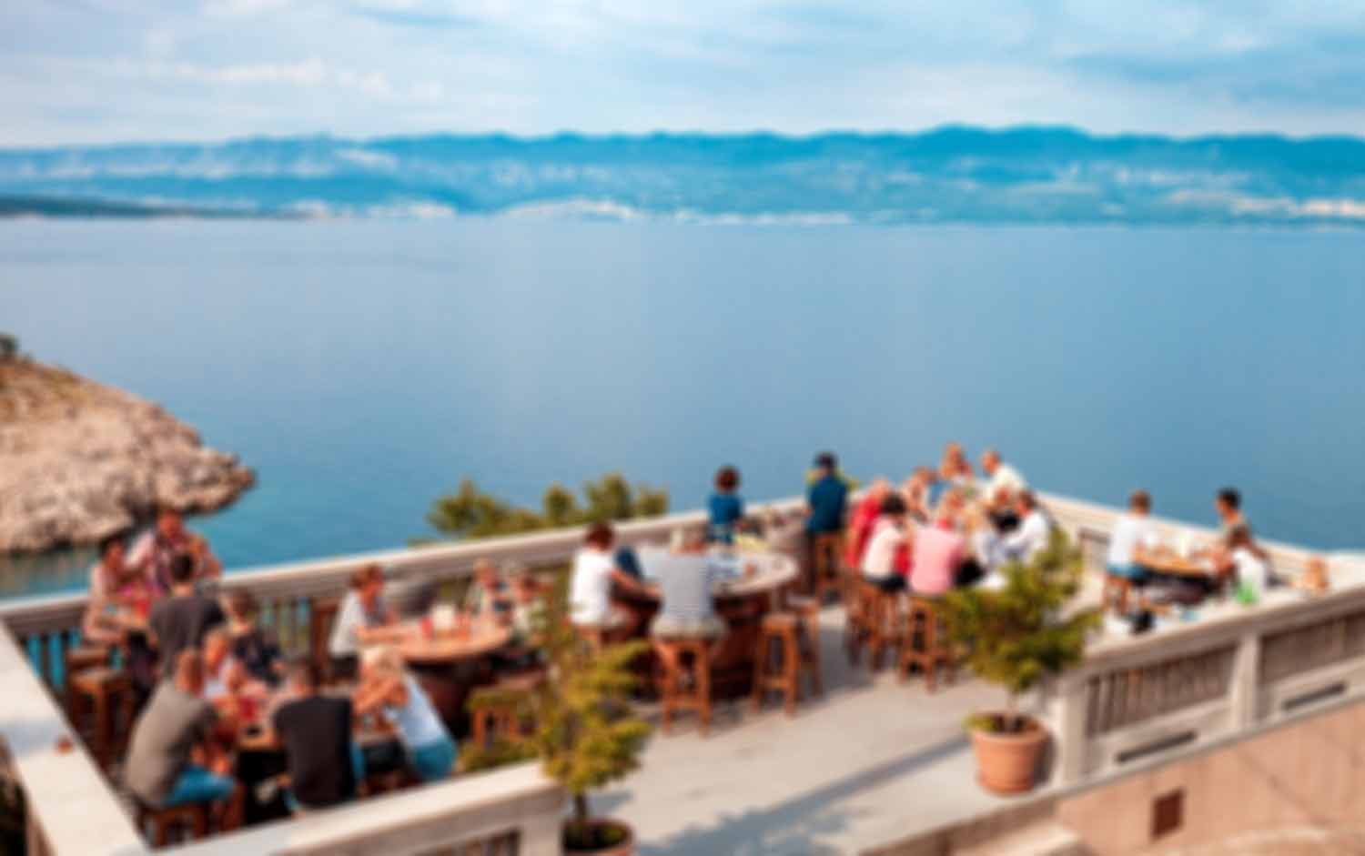 Terrasse de restaurant avec vue sur la mer