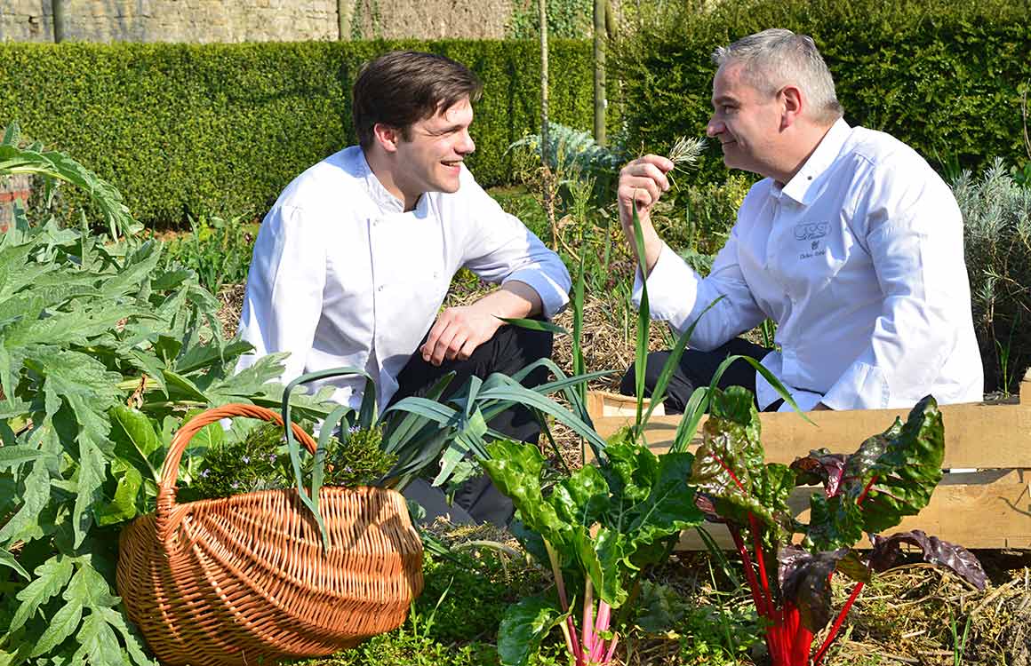 Hugo et Didier dans le potager