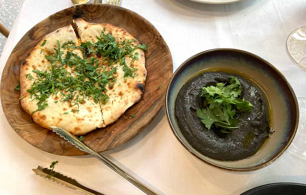 Shirvan naan Cheddar, Black Houmous