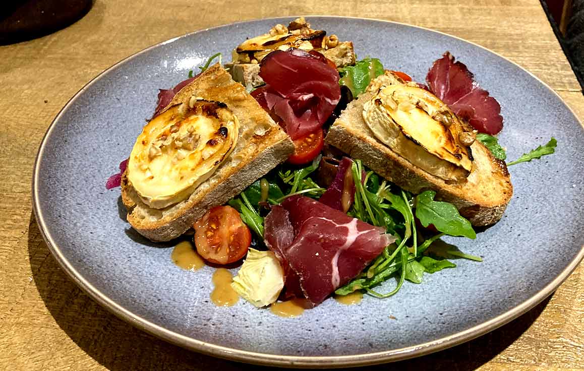 Petoin assiette de légumes et tartines de chèvre chaud