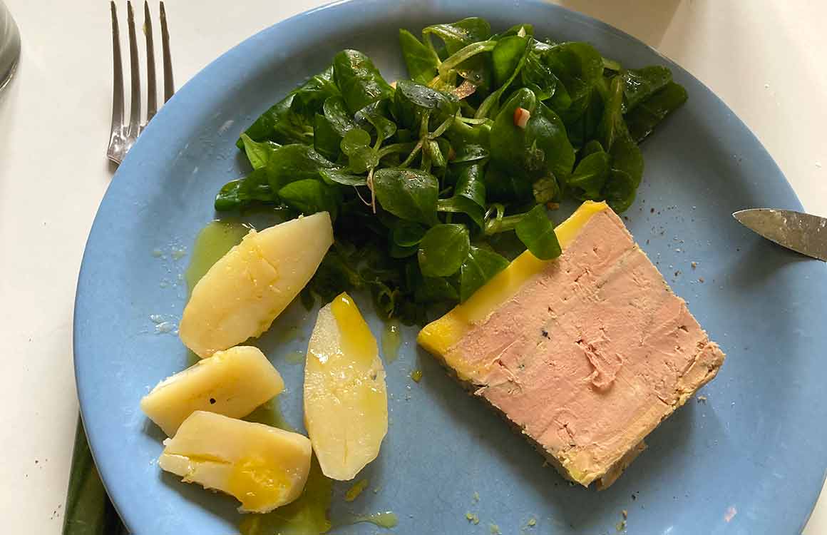 Foie gras, salade de mâche avec des pommes de terre vapeur 