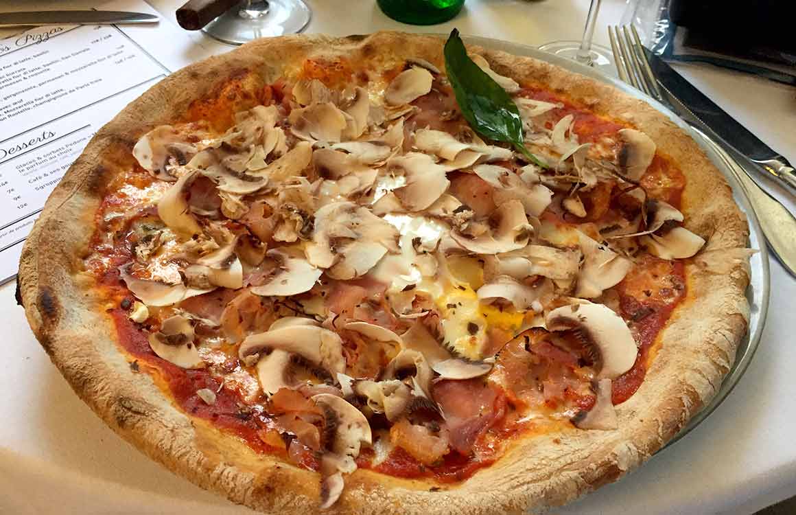 Restaurant Café de la Jatte pizza Parigi avec oeuf