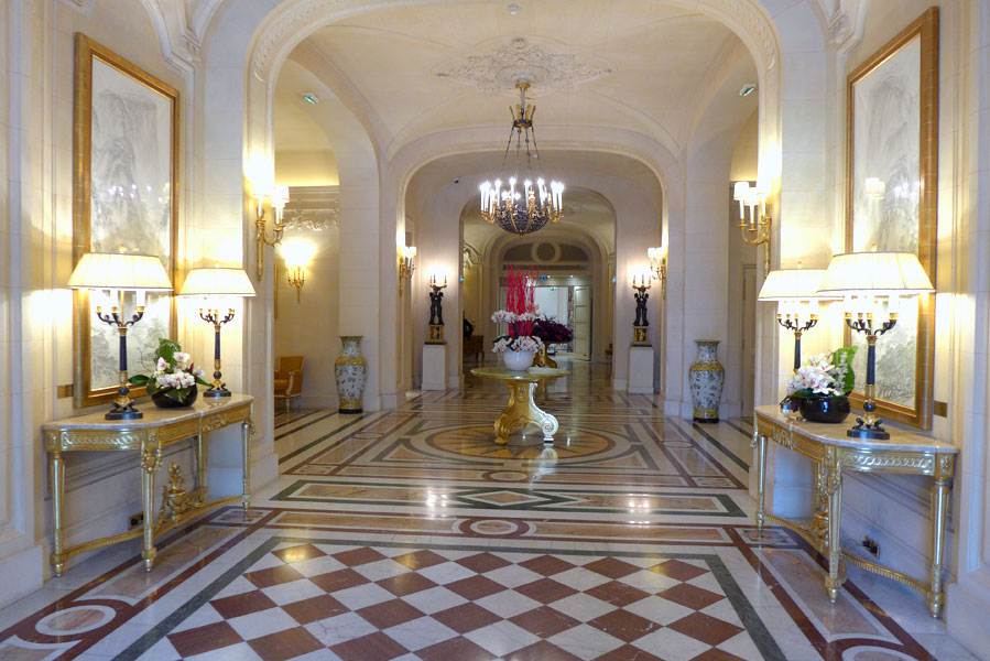 Entrée de l'Hôtel Sangri-La Paris