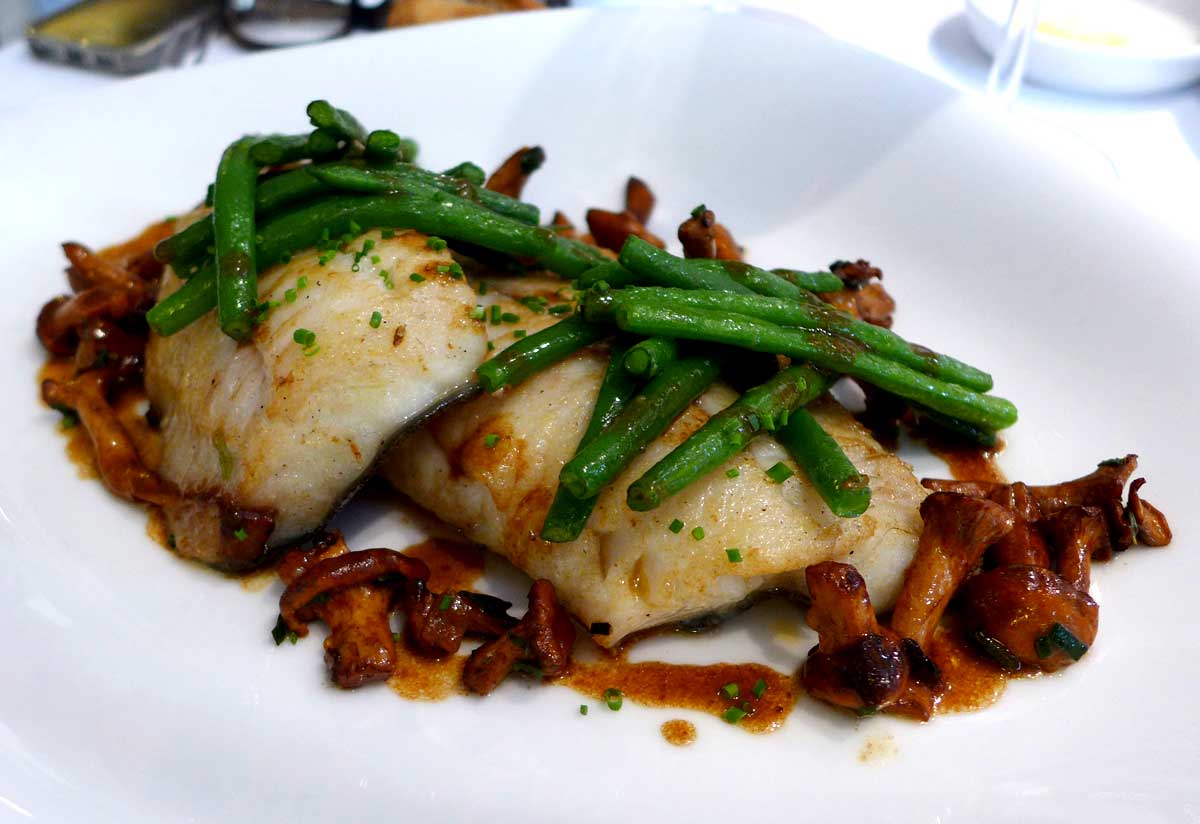 Restaurant Au 41 Penthièvre, Turbot rôti à la plancha avec haricots verts et girolles