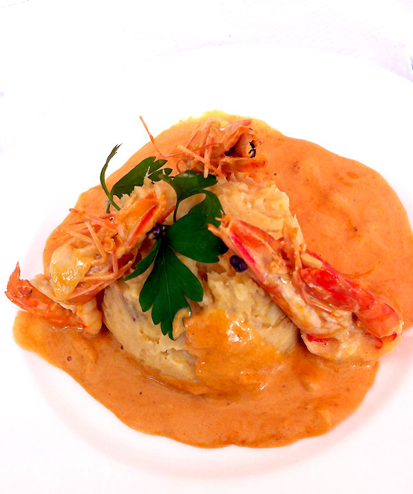 Restaurant Au Nid Créole, Crevettes au lait de coco avec purée de pomme de terre plus manioc et igname