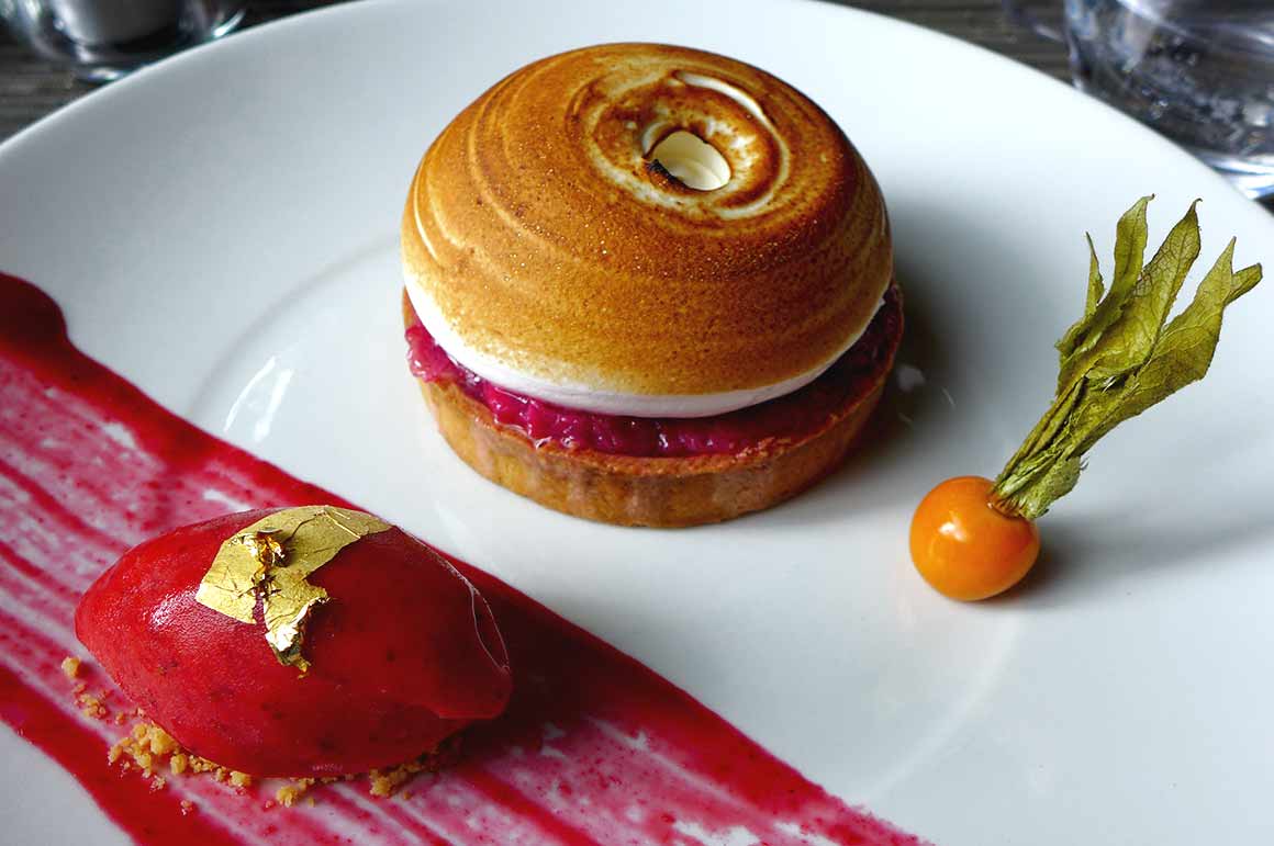 Restaurant AU PERE LAPIN : Tartelette maison rhubarbe confite meringuée
