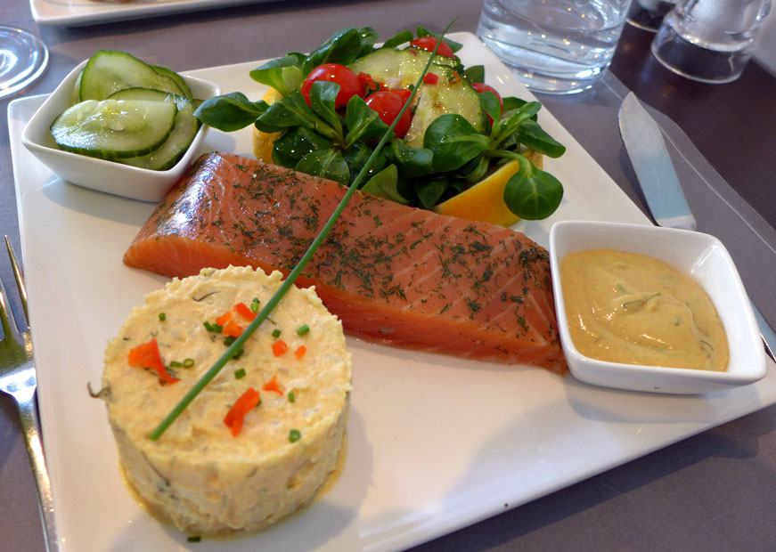 Restaurant AUTOUR DU SAUMON : Pavé de saumon mariné à l'aneth façon 