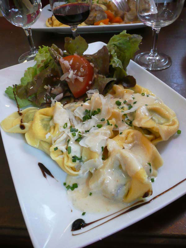 Restaurant Aux Petits Oignons, Les tortelloni aux quatre fromages et salade 