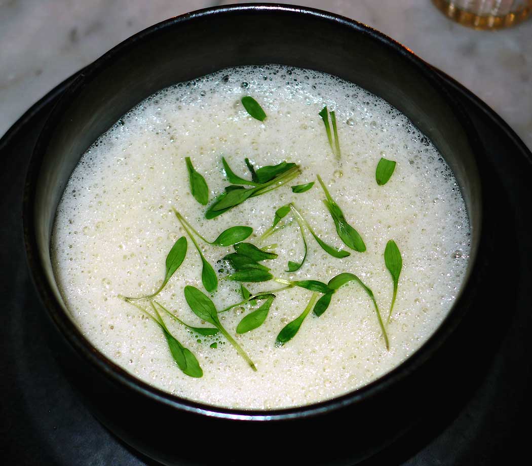 Bistrot AUX PRES : Bouillon thaï coco curry, crevettes et basilic thaï
