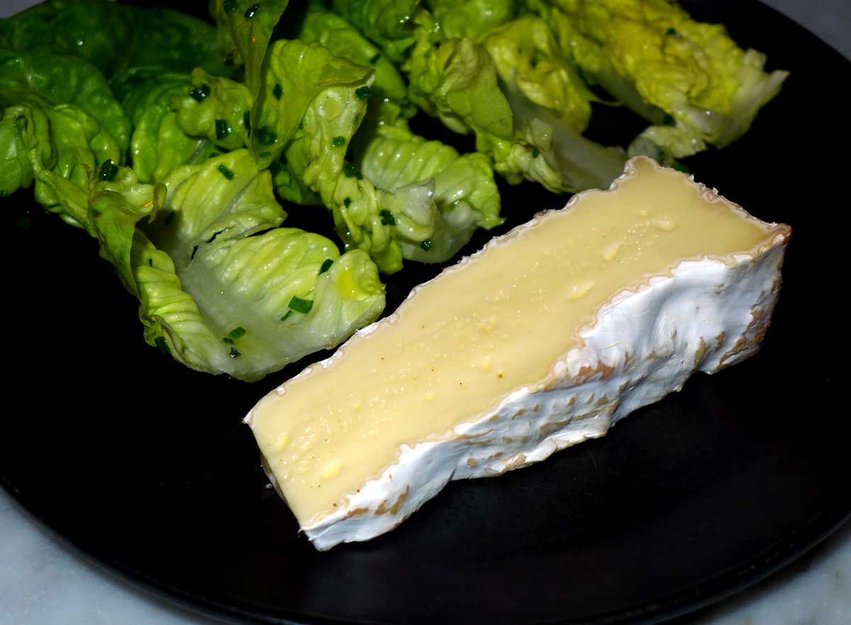 Bistrot AUX PRES : Brie de Meaux et salade verte