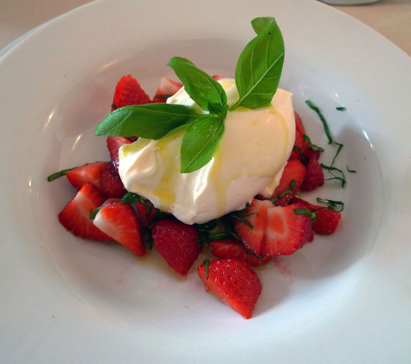 Restaurant Bernard du 15, Les fraises au basilic et huile d'olive avec une glace au fromage blanc 