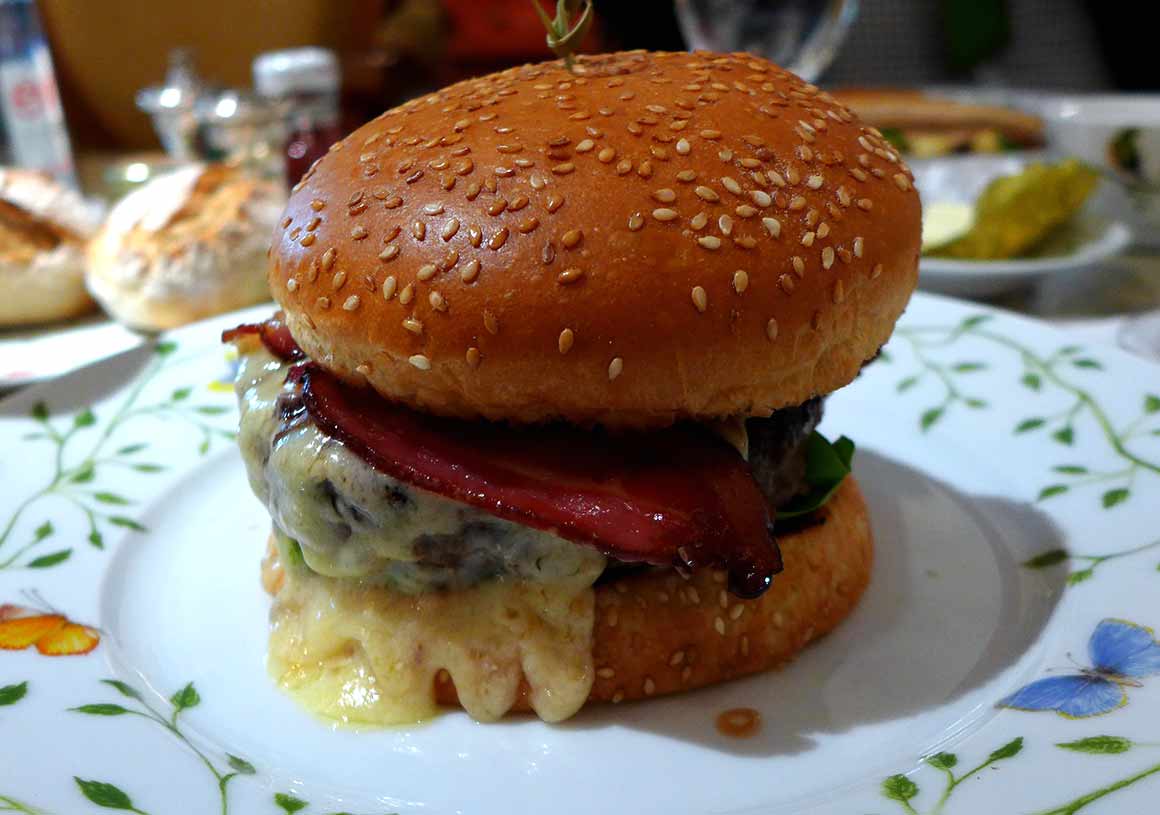 Café Antonia, Cheeseburger au bacon