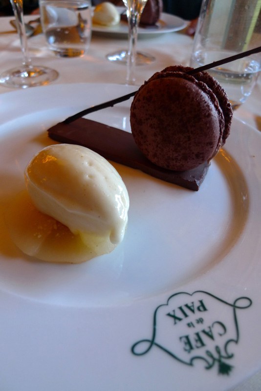 Café de La Paix, macaron choco poire parfum à la fève de tonka