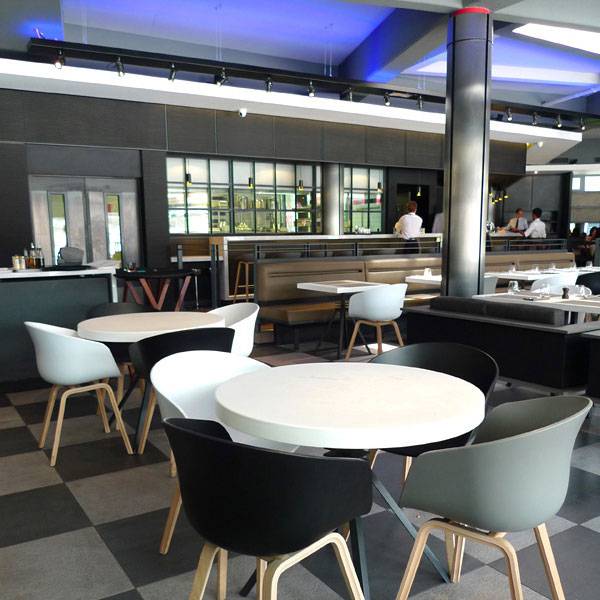 Café des Concerts, Mobilier design dans un bel espace