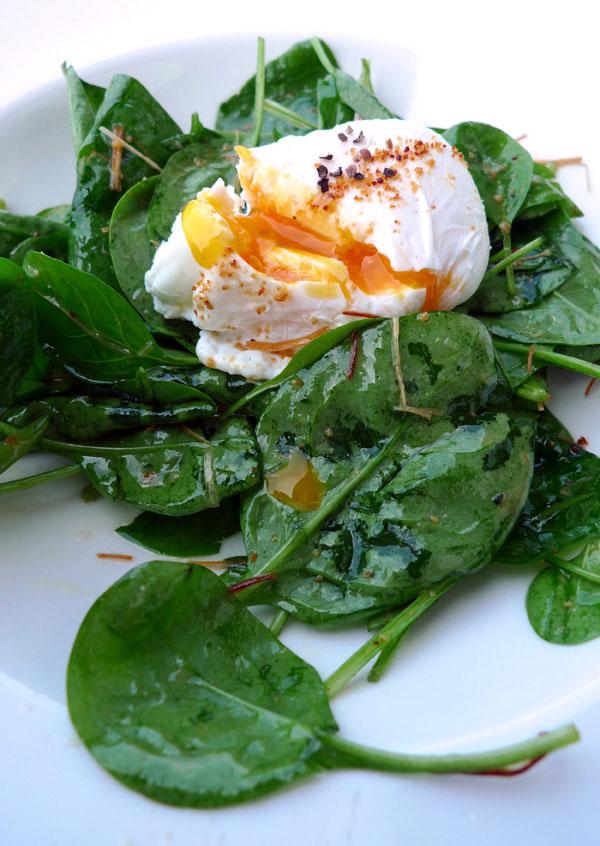 Café des Concerts, La salade de pousse d'épinards et oeuf mollet avec petits croutons 