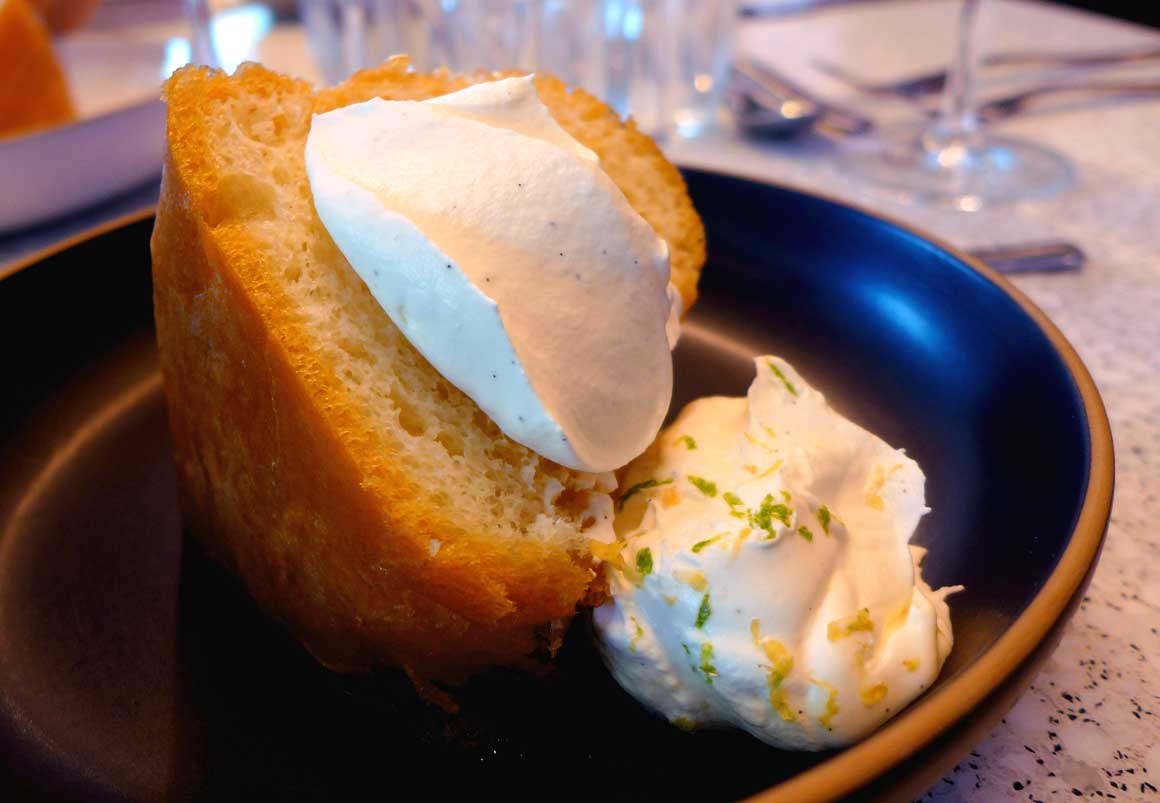 La Brasserie CHAMPEAUX, savarin au rhum et chantilly