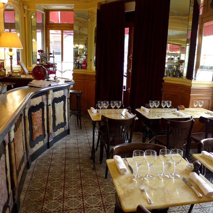 La salle du restaurant et son vieux comptoir