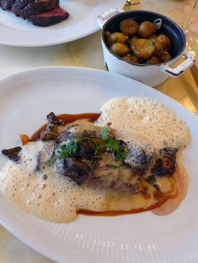 Restaurant CHARDENOUX : Escalope de veau aux chanterelles et pommes de terre rissolées 