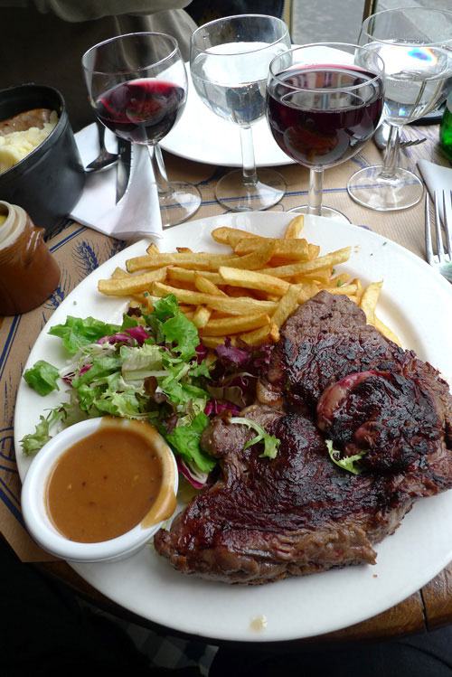 Restaurant Chez Prosper, entrecôte et ses frites maison avec une sauce au poivre 