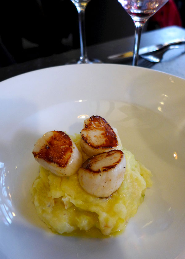 Restaurant CIRCONSTANCES, noix de Saint-Jacques avec pommes de terre et chou écrasés fumés