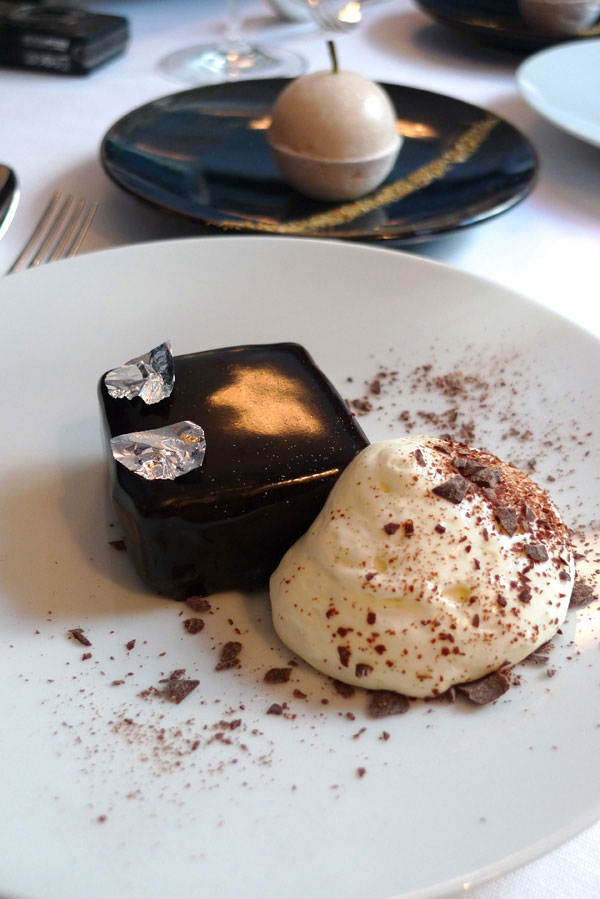 Restaurant COBEA, Chocolat avec lait épicé et poire en meringue