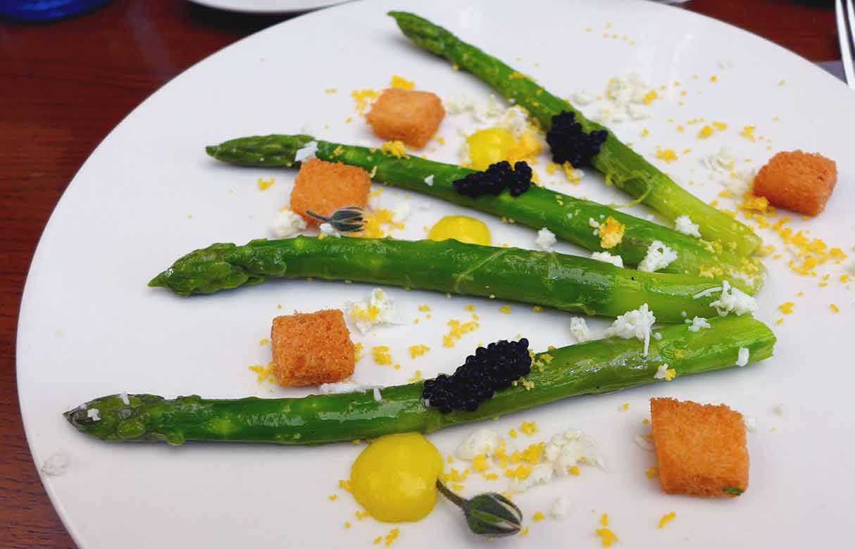 LA VILLA FOCH : Asperges vertes en mimosa et œufs de hareng fumé