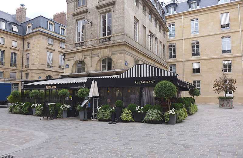 Le Bistrot Valois sur la place