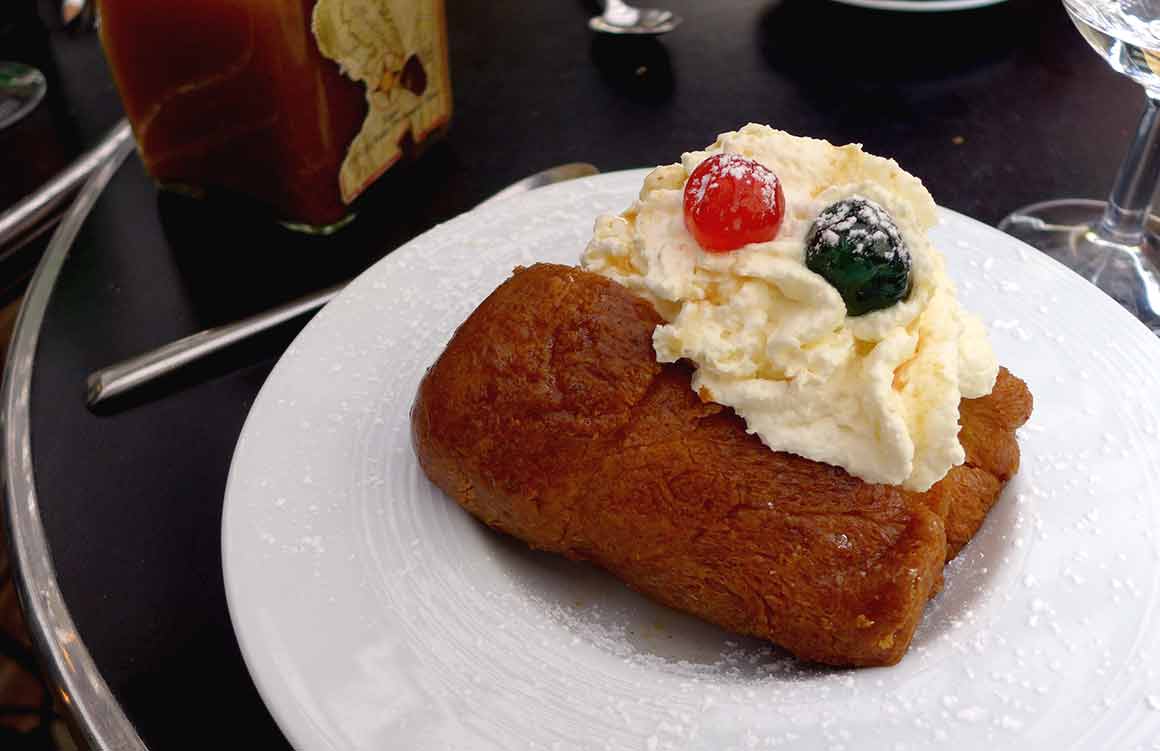 Bistrot VALOIS : Baba au rhum avec chantilly et rhum arrangé