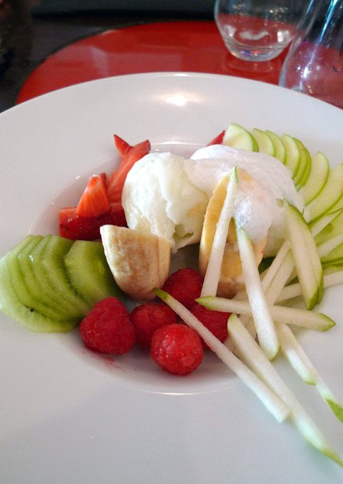 Restaurant Mom, fruits et chantilly