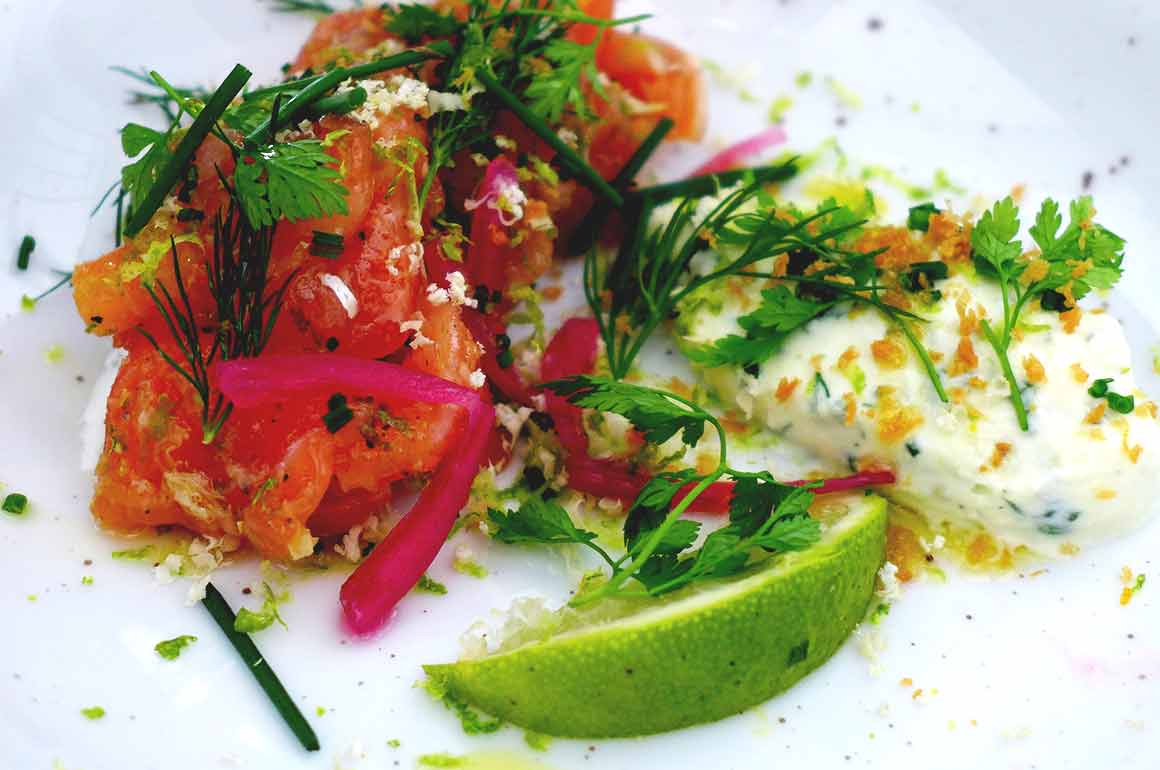 Restaurant SELLAE, Saumon gravlax et crème foisonnée aux herbes