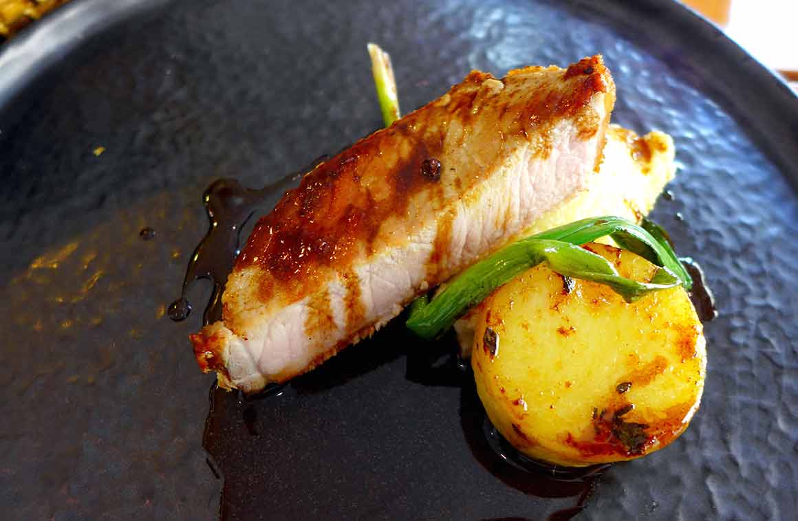 Restaurant LE LAYON : Carré de cochon avec pommes de terre et poireaux