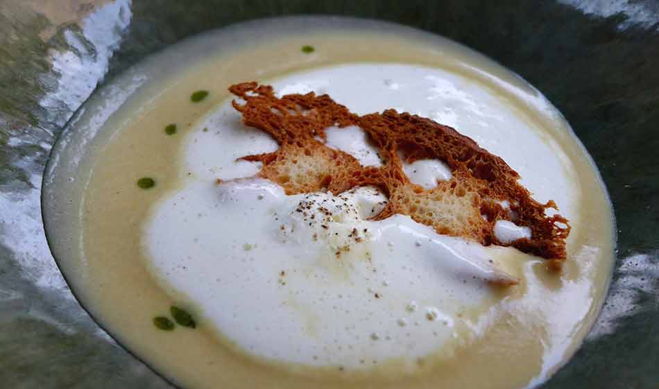 BISTROT DES PLANTES, Velouté d'asperges avec des chips de pain