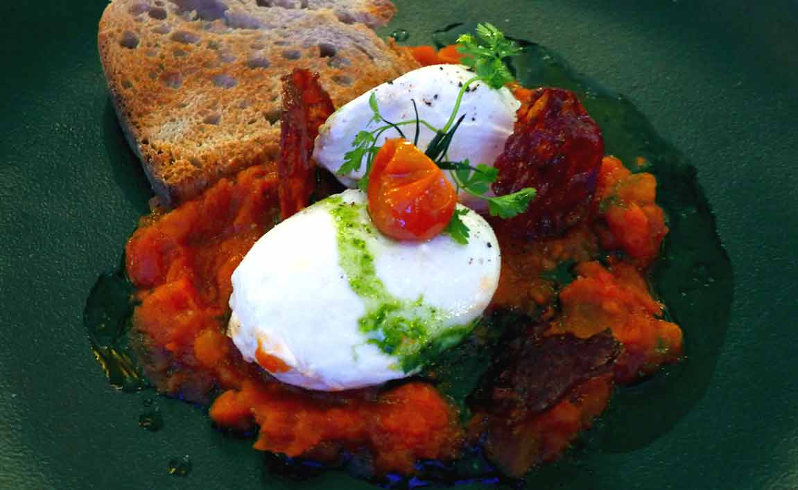 Restaurant MOM, Œufs pochés avec concassé de tomates et chorizo 