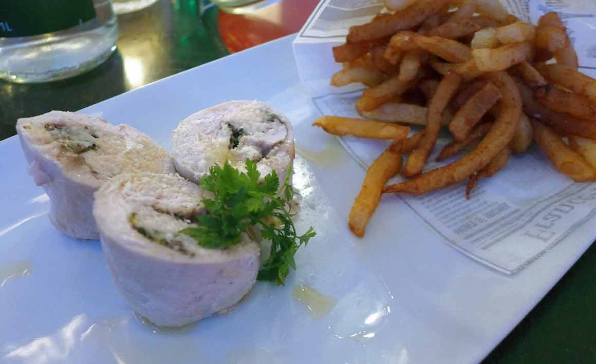 Restaurant MOM, Blanc de poulet farci aux olives noires et parmesan
