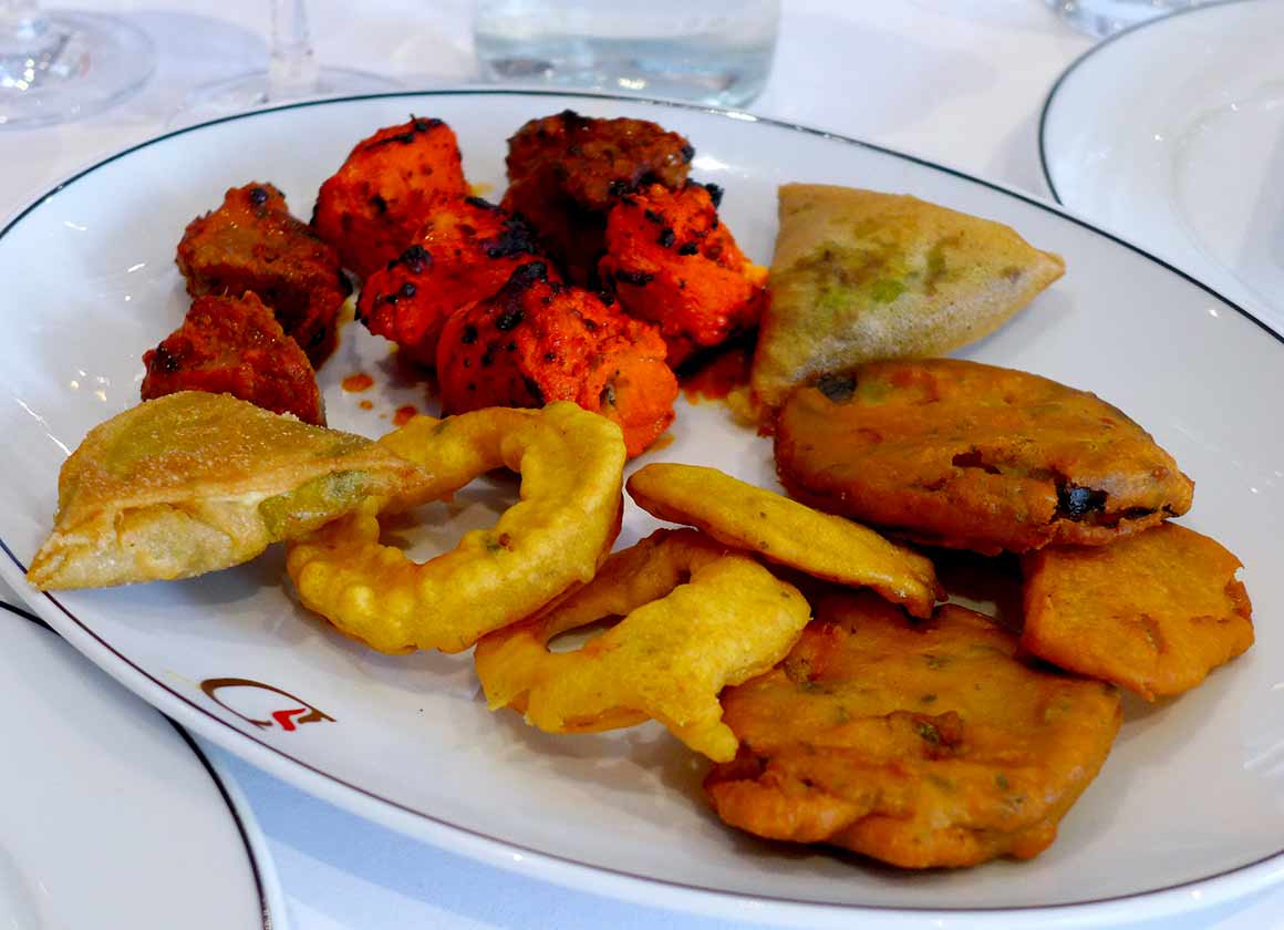 Restaurant Diwali: Assortiment d'entrées dans l'assiette indienne