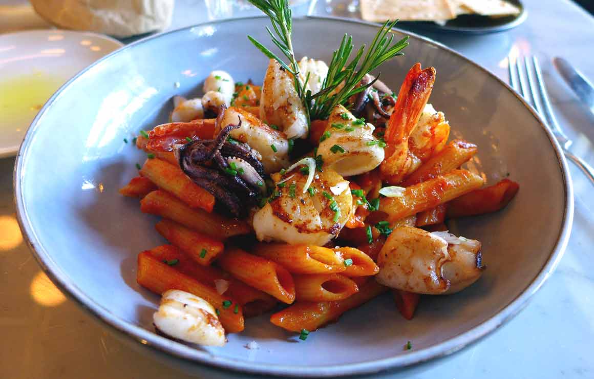 Restaurant FLOCCO, Penne à la sauce tomate et fruits de mer