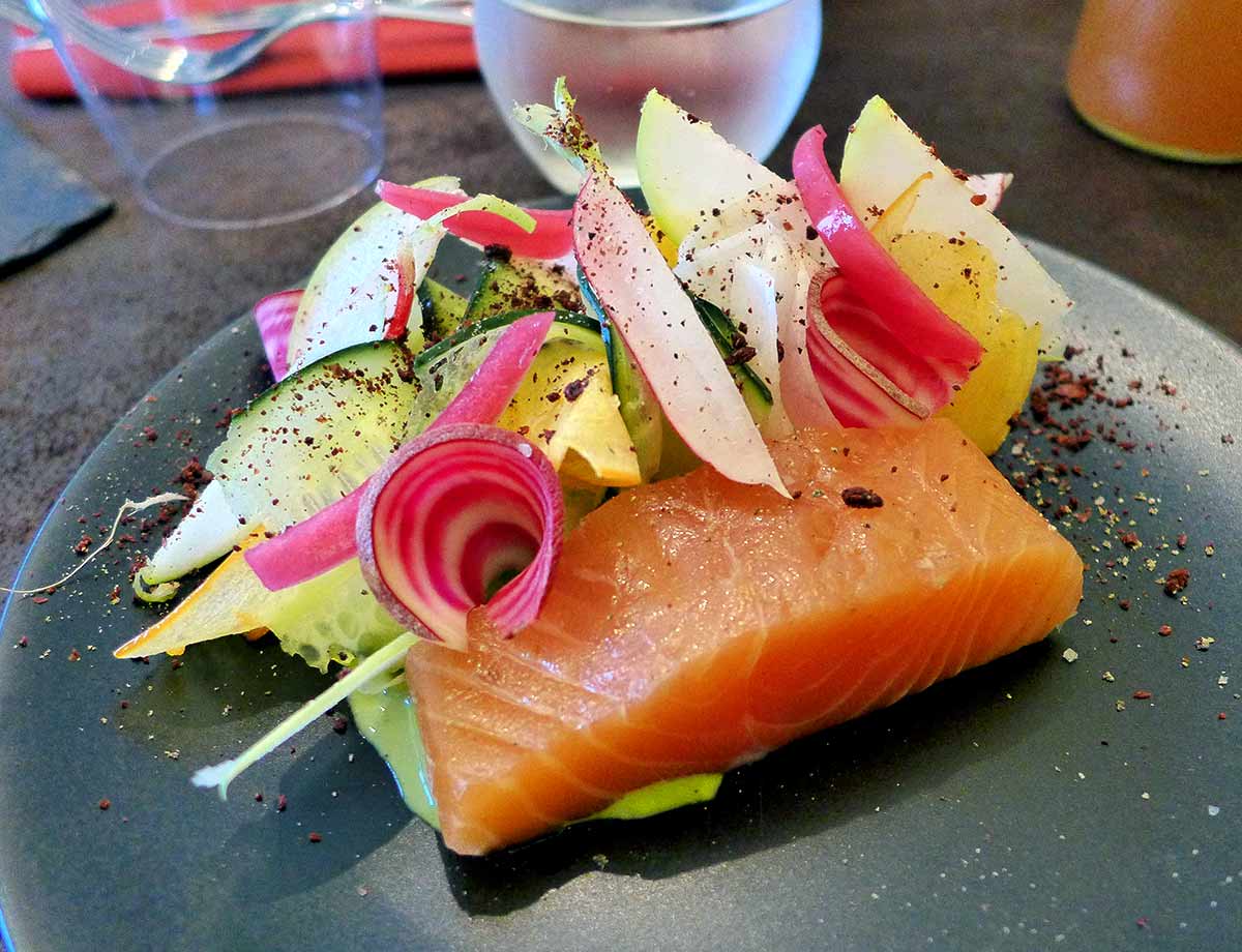 Restaurant GALIA : Saumon en gravlax jus de mizuna