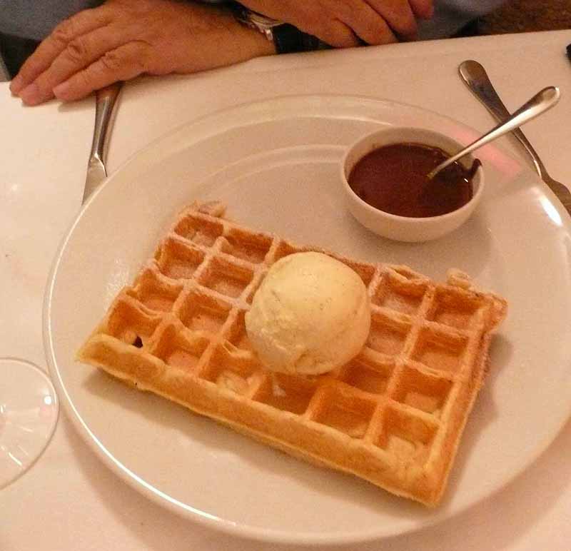 Restaurant Les Petites Sorcières, La vraie gaufre de Bruxelles et sa glace vanille