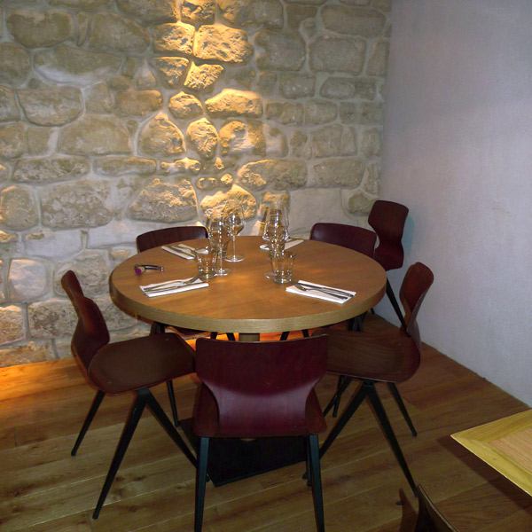 Restaurant Jaja, Pierres au mur, bois et mobilier design